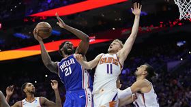 ▲恩比德（Joel Embiid）復出，76人擊敗西區龍頭太陽。（圖／美聯社／達志影像）