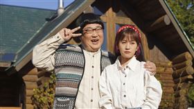 【通往異世界的便利店】劇照-資深男星六角精兒(左)，此次在片中飾演慘遭前田敦子(右)和成田凌戴綠帽的丈夫兼便利店老闆。（圖／天馬行空提供）