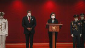 蔡總統主持軍禮歡迎聖克里斯多福總理（2）拉丁美洲及加勒比海友邦聖克里斯多福及尼維斯聯邦總理德魯（Terrance Drew）（左2）率團訪台，總統蔡英文（右3）8日上午在國家音樂廳主持軍禮，致詞對訪團表達誠摯歡迎。中央社記者裴禛攝  111年11月8日