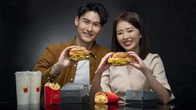 Signature極選系列「炸蝦天婦羅安格斯牛肉堡」、「雙蝦天婦羅堡」饗宴再臨，11月9日至12月20日限期回歸。（圖／品牌業者提供）