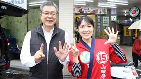 新北市板橋區市議員候選人山田摩衣今（8）日與金鐘歌王楊烈合體，一同到板橋區埔墘市場掃街拜票。（圖／山田摩衣競辦提供)