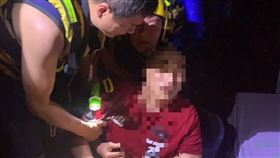 男吹海風失足墜海　「海水太冷」救他一命（圖／翻攝畫面）