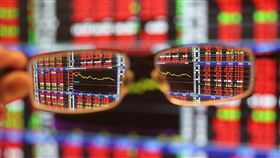 台股反彈觸萬三轉弱收漲37.78點由於美股21日勁揚、金管會實施有條件限空令，台股24日早盤勁揚逾200點，但蘋概股雙雄台積電及鴻海翻黑，指數漲勢收斂，終場收在12856.98點，上漲37.78點，萬三大關得而復失，成交值新台幣1775.01億元。中央社記者張新偉攝  111年10月24日