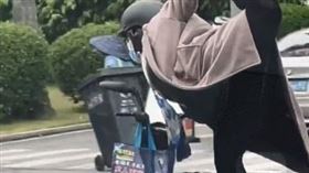 三寶大媽「瑜珈」特技騎車！單腳站立狂飆整路　中國警：無法可罰
