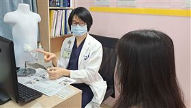 蔡宜潔醫師介紹腹膜透析治療，圖中非當事人。（圖／台北醫院提供）