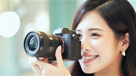 支援8K 24p、6K超取樣且無像素合併4K畫質影片錄製模式，同時透過內建的Steady-Shot「積極模式」讓行進中的影像拍攝能夠保持清晰穩定。（圖／Sony Taiwan）