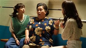 鍾欣凌在片中被上銬送警局。（圖／威視提供）