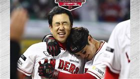 ▲SSG登陸者獲得總冠軍，秋信守賽後抱著金杠珉。（圖／取自SSG登陸者FB）