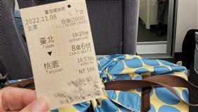  買好車票，遇一位帶著大孩子的媽媽佔住自己座位不離開，還要自己另外找位置坐