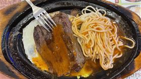 有網友抱怨，他點了一客菲力牛排，出餐後卻像是焢肉。（圖／翻攝自靠北餐廳2.0 臉書）