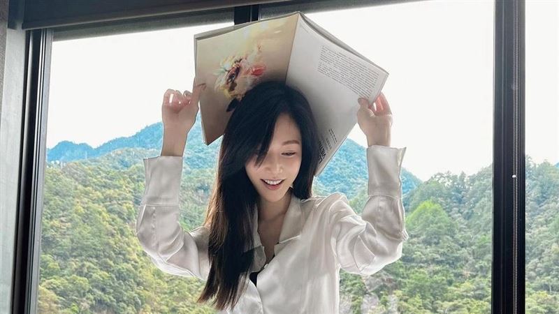 台劇女神跪姿太邪惡　蕾絲內褲露出來了