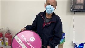 男見「粉紅熊貓」凍未條！深夜偷招牌收集