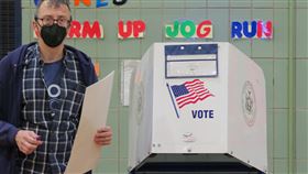 美國期中選舉  紐約選民行使投票權美國期中選舉8日投票，紐約選民在曼哈頓中城公立第116小學的投票所行使投票權。中央社記者尹俊傑紐約攝  111年11月9日