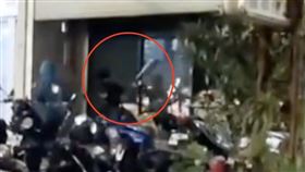 龜山屁孩「持球棒砸店」⋯漏氣砸不破落跑