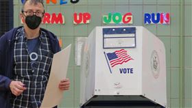 美國期中選舉  紐約選民行使投票權美國期中選舉8日投票，紐約選民在曼哈頓中城公立第116小學的投票所行使投票權。中央社記者尹俊傑紐約攝  111年11月9日