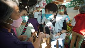 黃珊珊赴北投中繼市場拜票（3）無黨籍台北市長參選人黃珊珊（前右）9日走訪北投中繼市場與逛市場的民眾握手致意，尋求支持。中央社記者徐肇昌攝  111年11月9日