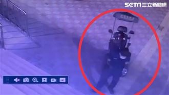 阿公刁車受困路口！勇警扛百公斤車助返家