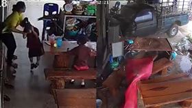 泰國,皮卡車,死亡車禍,母親（圖／翻攝自推特）