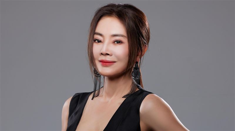 美魔女曝近況女女戀　開大U辣秀豐滿身材