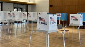 美國期中選舉投票所8日是美國的期中選舉日，也是選民現場投票和交付郵寄選票的最後一天。圖為位於加州的一處投票所。中央社記者周世惠舊金山攝  111年11月9日
