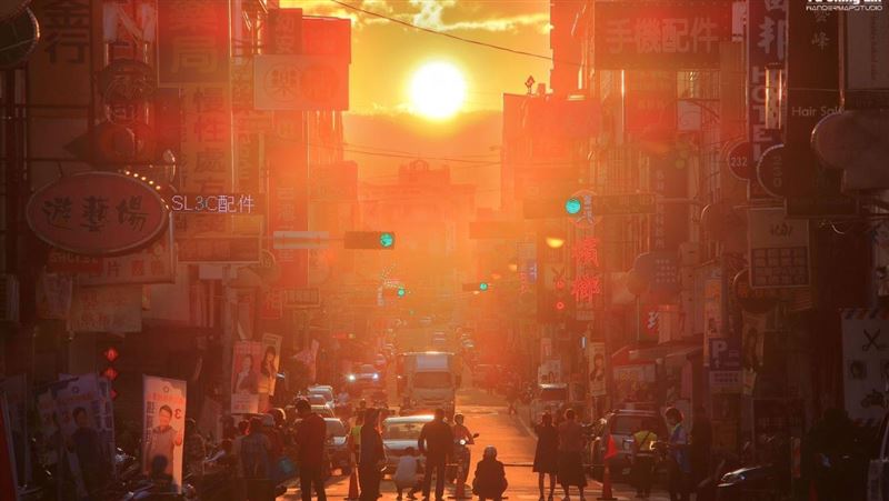 看完血月賞「懸日」　南投市封街2天狂拍