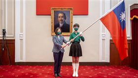 蔡英文總統今（9）日上午接見「北一女樂儀旗隊赴美國玫瑰花車大遊行演出同學暨授旗儀式」為同學們加油打氣。（圖／總統府提供)