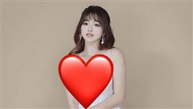 曲曲曬出破尺度婚紗美照。（圖／翻攝自曲曲IG）