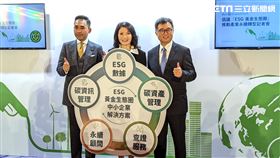 鄧白氏宣布攜手 KPMG 安侯建業、倍力資訊、SAP 和 SGS 等產業夥伴共同倡議「ESG 黃金生態圈」，結合跨領域專業夥伴推動產業永續轉型，全面加值台灣企業的永續競爭力。圖左至右為KPMG 安侯建業執行長吳麟、鄧白氏台灣區總經理孫偉真、倍力資訊總經理許金隆。（圖／記者戴玉翔攝影）