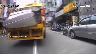 垃圾車後車斗夾3床墊　沿路搖晃！民眾怕