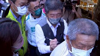 陳時中掃街　民眾要求襯衫簽名：拿去裱框