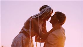 正妹愛上繼父兒！老媽再婚3年後　她也嫁「哥哥」一家團圓