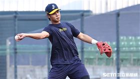 ▲台灣大賽第4戰，中信兄弟三壘手黃韋盛進行賽前守備練習。（圖／記者劉彥池攝影）
