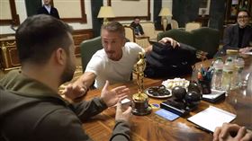 ▲影帝西恩潘將珍貴的奧斯卡小金人，交給澤倫斯基暫時保管，要澤倫斯基打贏勝仗再到美國還給他。（圖／翻攝自澤倫斯基IG）