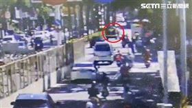 陳姓男子載女兒下課遭後車追撞雙雙不治。（圖／翻攝畫面）