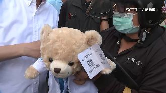 「邁邁醫師熊」開賣！粉絲向陳其邁要簽名