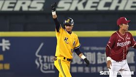▲台灣大賽第4戰，中信兄弟外野手岳政華敲出「首局首打席二壘安打」。（圖／記者劉彥池攝影）