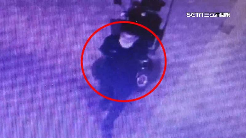 幫老翁扛百公斤電動車！帥警：他很擔心車
