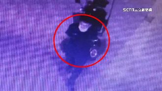 幫老翁扛百公斤電動車！帥警：他很擔心車