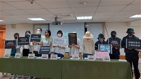 家長控訴台中教師霸凌學童  要求退出校園人本教育基金會中部辦公室9日召開記者會，民進黨台中市議員張家銨（左4）及3名家長出席，控訴台中陳姓教師在教學上不適任行為，要求退出校園。中央社記者趙麗妍攝  111年11月9日