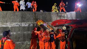 釣客墜落外木山漁港防波堤  消防搶救