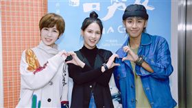 魏嘉瑩（左起）、林亭莉和鼓鼓共同宣傳《哈勇家》。（圖／華映提供）