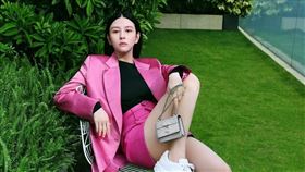 ▲沈月身為Jimmy Choo品牌好友，拍攝出多組性感甜美照。（圖／翻攝自微博、IG yuetyuetxx）