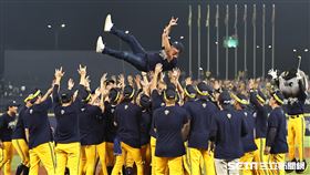 ▲中信兄弟拿下中華職棒大聯盟33年總冠軍，中信慈善基金會董事長辜仲諒被球員拋起。（圖／記者劉彥池攝影）