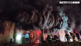 基隆市翡翠高爾夫球場鐵皮倉庫全面燃燒。（圖／翻攝畫面）
