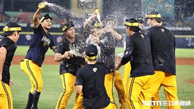 ▲中信兄弟拿下中華職棒大聯盟33年總冠軍，三壘指導教練陳江和被球員淋啤酒。（圖／記者劉彥池攝影）