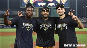 ▲中信兄弟拿下中華職棒大聯盟33年總冠軍，3位洋將德保拉、福來喜、泰樂合影。（圖／記者劉彥池攝影）