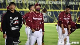 ▲台灣大賽遭橫掃，樂天桃猿總教練曾豪駒賽後落寞。（圖／記者劉彥池攝影）