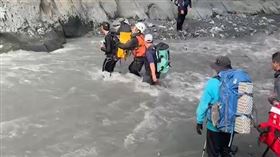 4人，攀登能高安東軍縱走，奧萬大溪，暴漲，3人受困，獲救，救難人員 (圖／翻攝畫面)