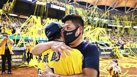 ▲辜仲諒和林威助賽後擁抱說悄悄話，辜仲諒透露將改變台灣棒球生態。（圖／中信兄弟球團提供）