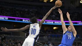 ▲東契奇（Luka Doncic）全場只投進2顆三分球，獨行俠不敵東區墊底魔術。（圖／美聯社／達志影像）